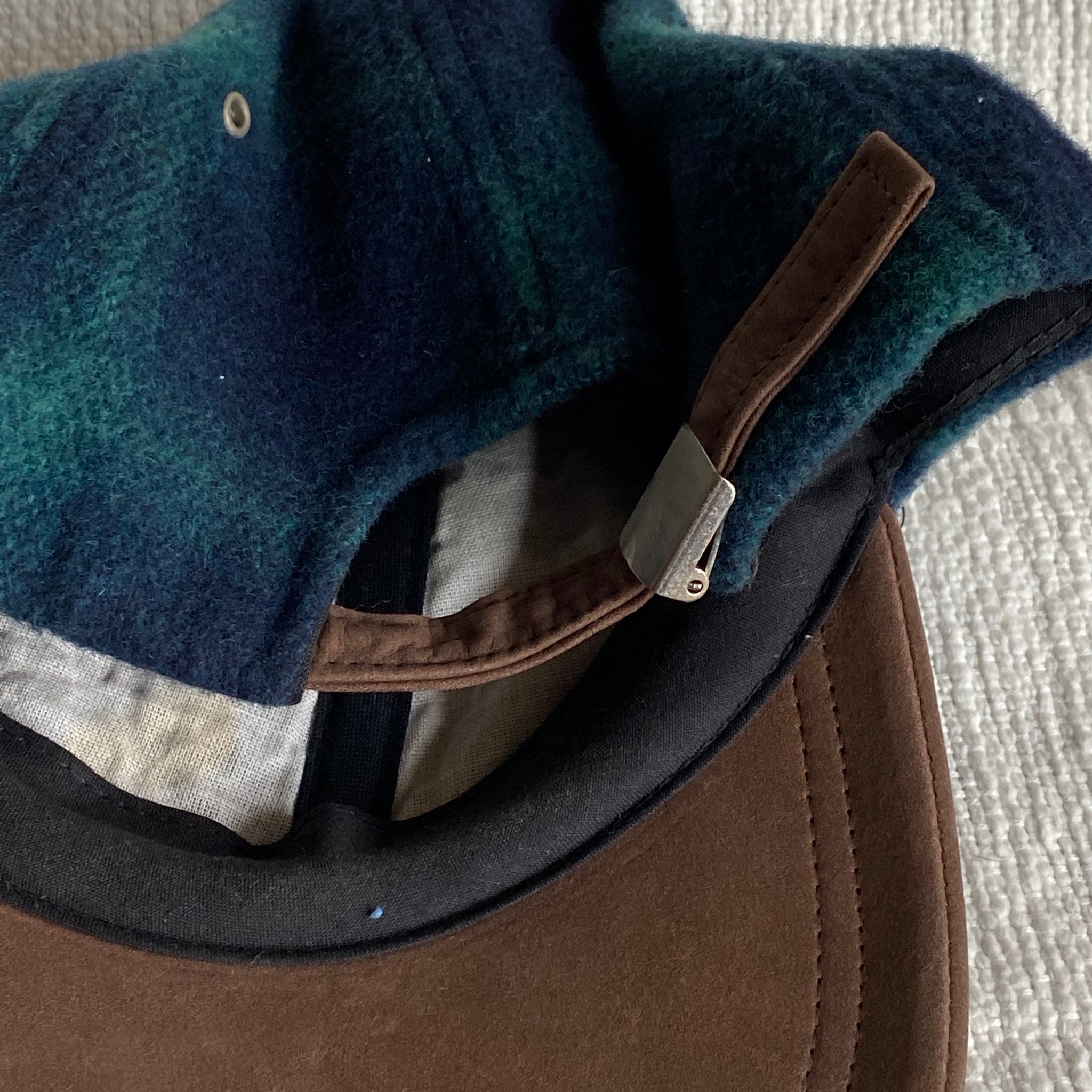 Structure leather and wool hat. Smaller fit