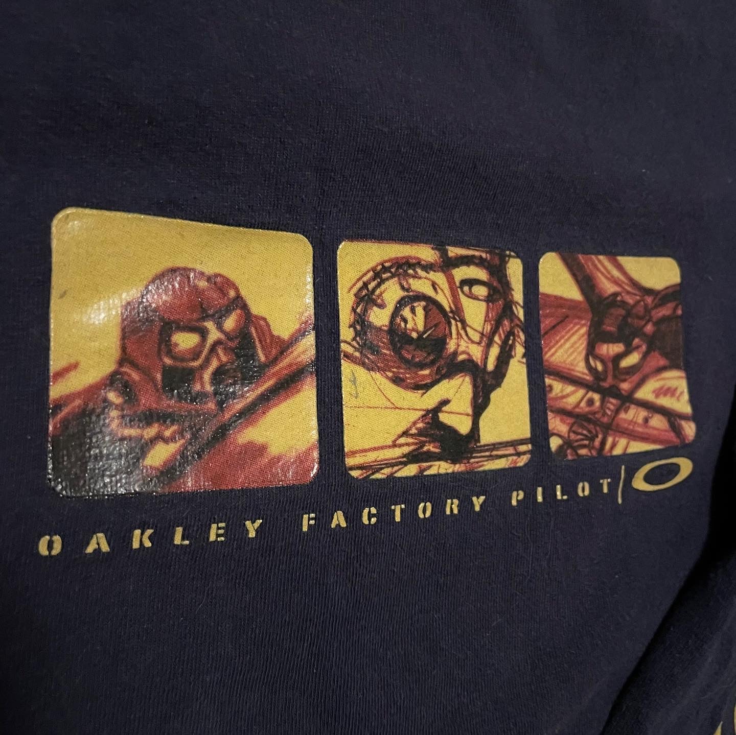 Y2K Oakley longsleeve. large