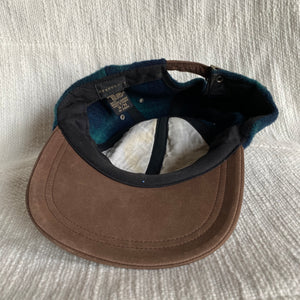 Structure leather and wool hat. Smaller fit